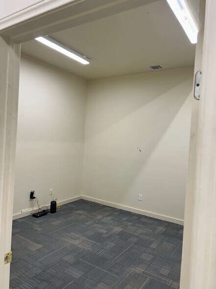 More Photos Of 8503 Lava Hill Rd, Austin Warehouse For Lease