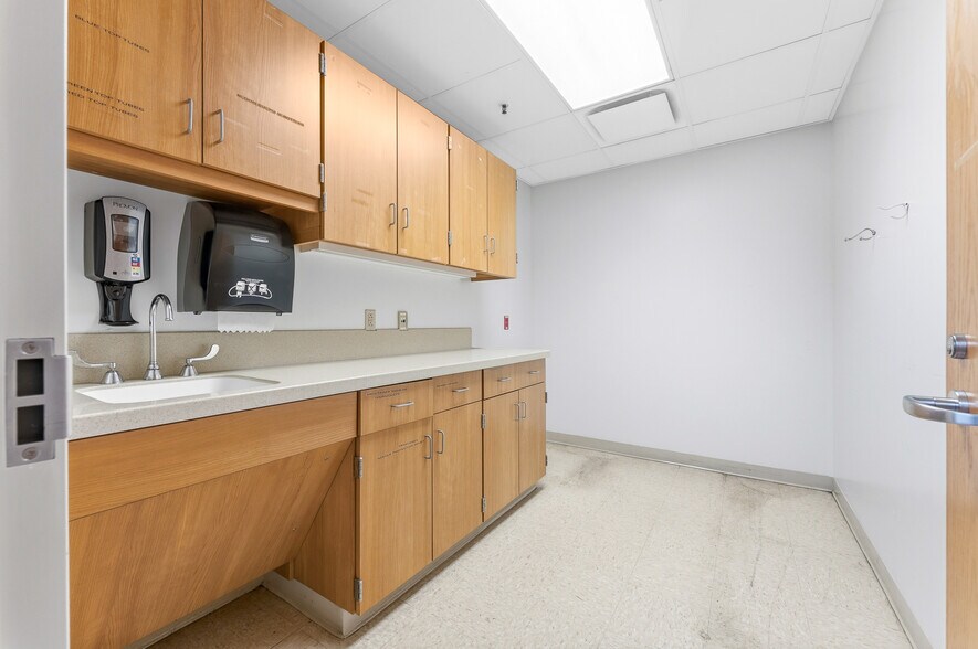 More Photos Of 378 Market Place Mall, Weston Medical For Lease