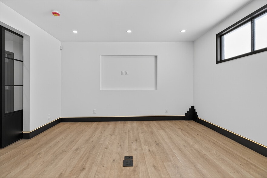 More Photos Of 703 S Main St, Burbank Showroom For Sale
