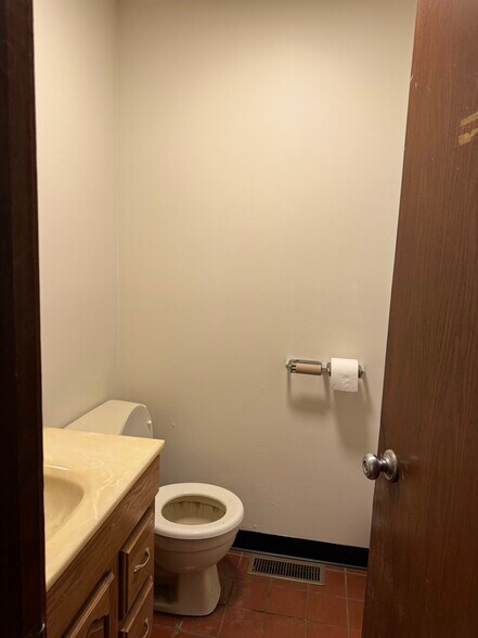 More Photos Of 111 Aiken St, Hope Light Distribution For Lease