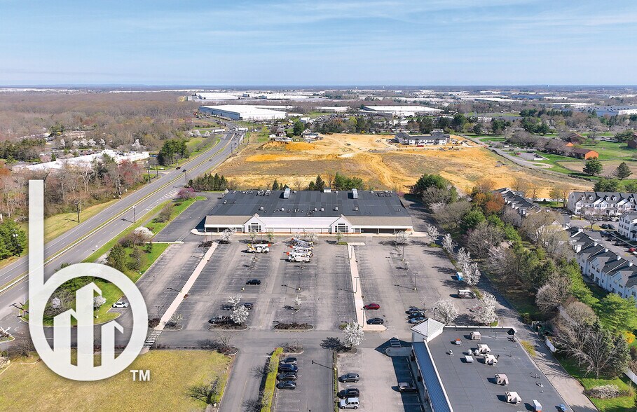 More Photos Of 24 Summerfield Blvd, Dayton Supermarket For Lease