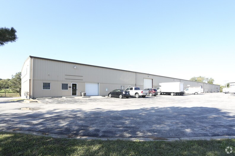 More Photos Of 6230-6244 Merriam Dr, Merriam Warehouse For Lease