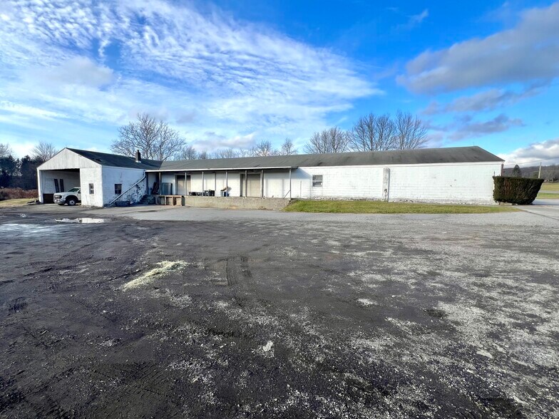 More Photos Of 2003 NY-82, Lagrangeville Showroom For Sale