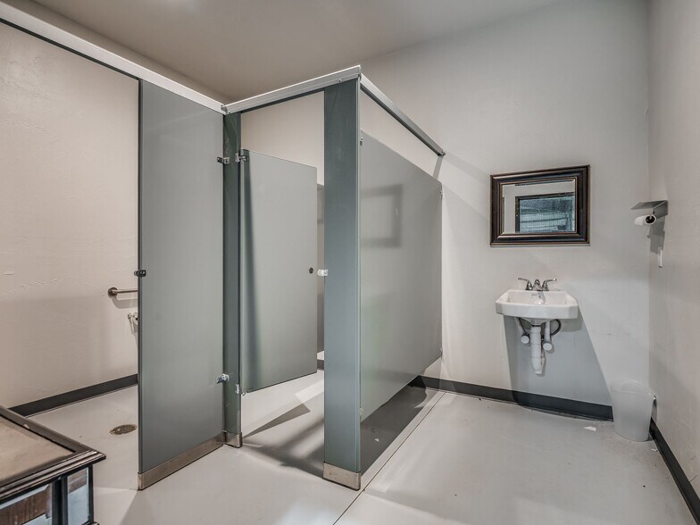 More Photos Of 3303 NE 23rd St, Oklahoma City Sports And Entertainment For Sale