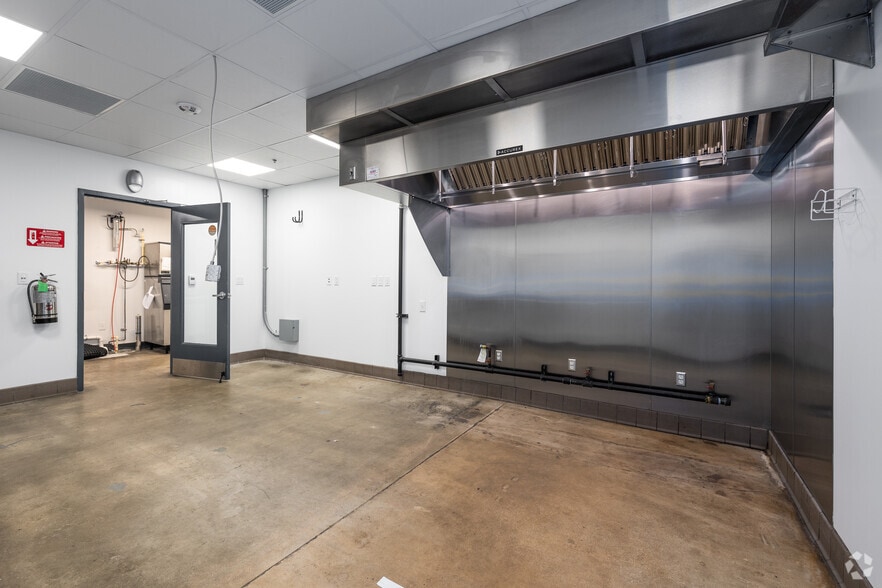 More Photos Of 427 Lombrano St, San Antonio Manufacturing For Lease