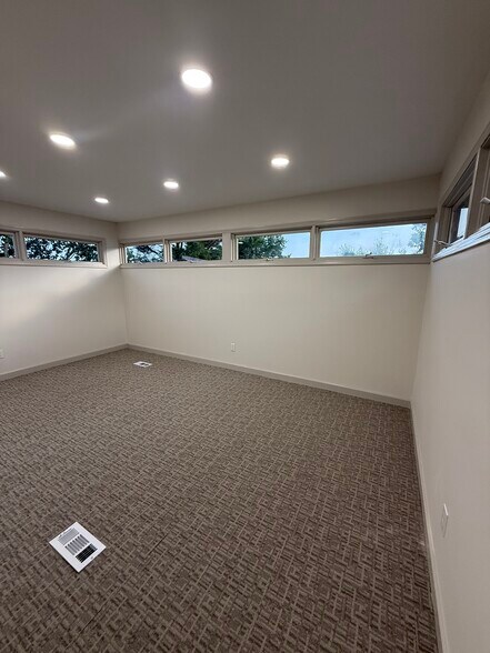 More Photos Of 5734 Windsor Dr, Columbus Office For Lease