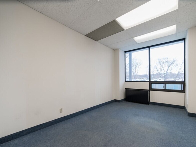 More Photos Of 4999 Rue Sainte-Catherine O, Westmount Apartments For Lease