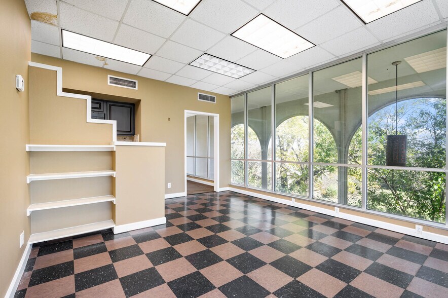 More Photos Of 8100 Broadway St, San Antonio Office For Sale