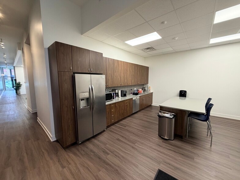 More Photos Of 1122-1126 W Bryn Mawr Ave, Chicago Storefront For Sale