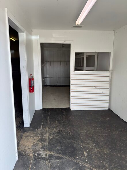 More Photos Of 18210 Paulson Dr, Port Charlotte Warehouse For Lease