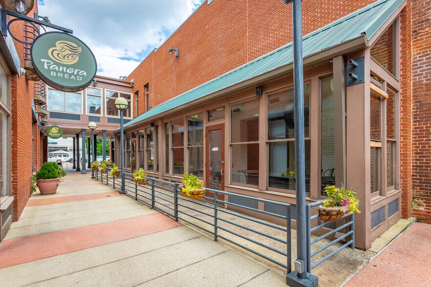 More Photos Of 420 Broad St, Chattanooga Storefront For Lease