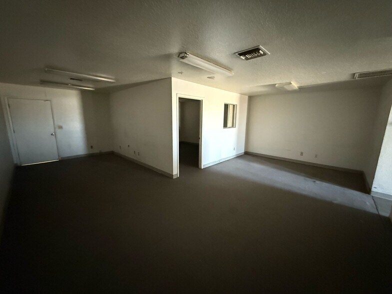 More Photos Of 100 E 9th St, Douglas Warehouse For Sale