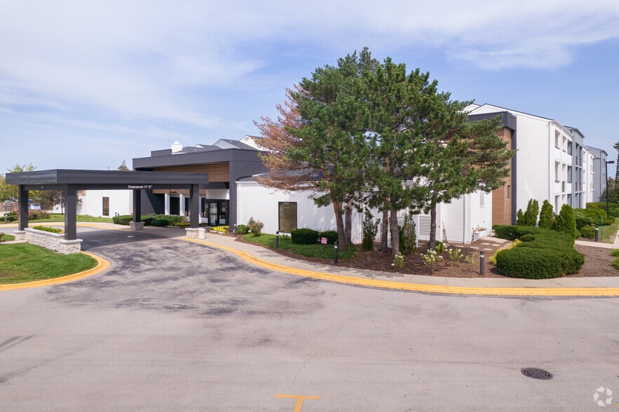 More Photos Of 1801 Milwaukee Ave, Glenview Hotel For Sale