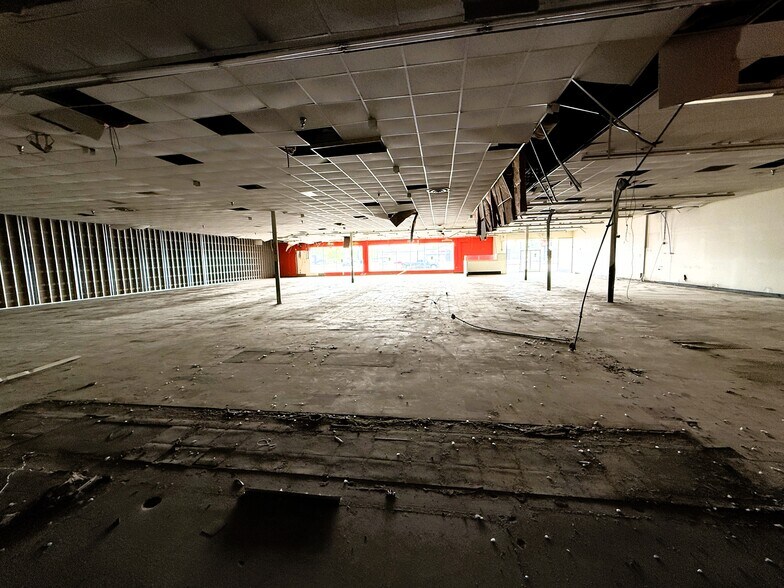 More Photos Of 11811 E 8 Mile Rd, Warren General Retail For Lease