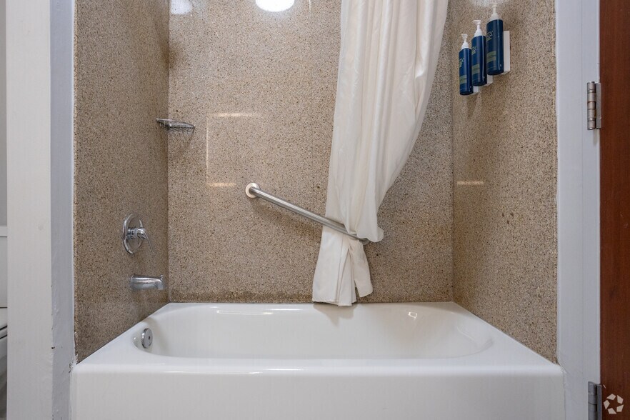 More Photos Of 8720 Gulf Freeway, Houston Hotel For Sale