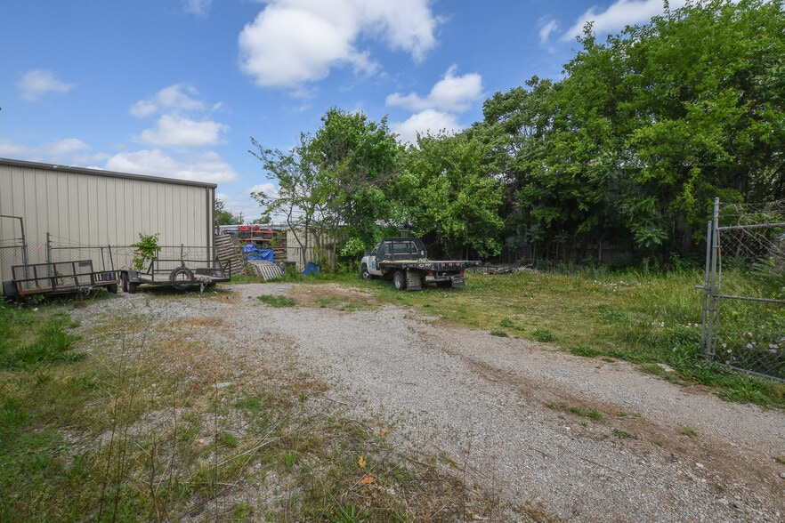 More Photos Of 2610 SW 6th St, Huntsville Warehouse For Lease