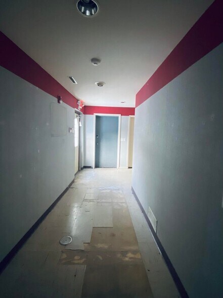 More Photos Of 4230 W Loomis Rd, Greenfield Showroom For Lease