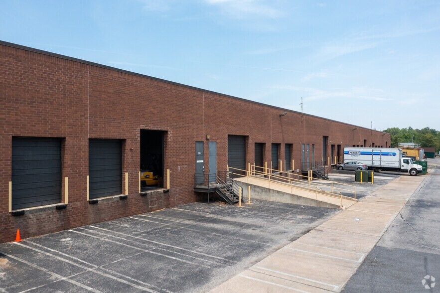 More Photos Of 23 Fontana Ln, Rosedale Light Distribution For Lease