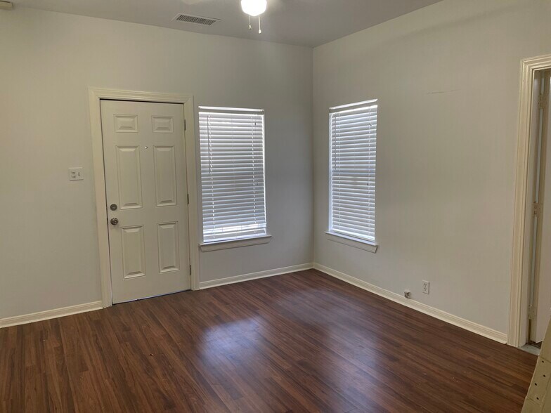 More Photos Of 738 W Hildebrand Ave, San Antonio Storefront Retail Office For Lease