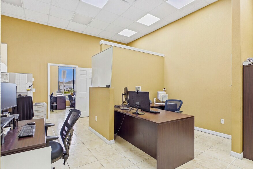 More Photos Of 1010 NE 9th St, Cape Coral Office For Sale