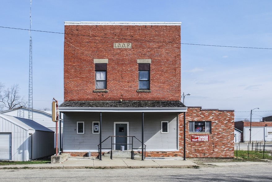 Primary Photo Of 106 W Bestor St, Secor Restaurant For Sale