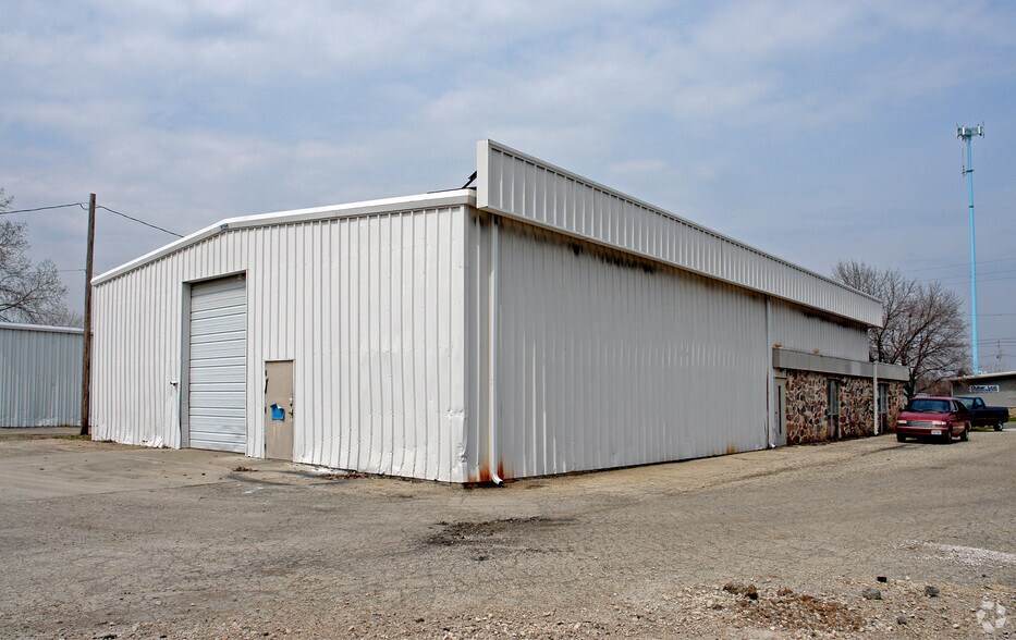 More Photos Of 2305 W Camden Rd, Glendale Industrial For Lease