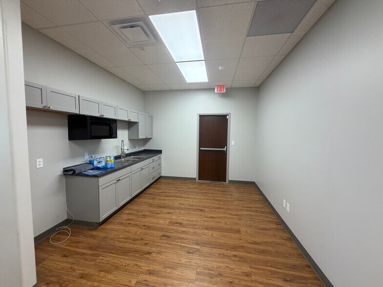 More Photos Of 11244 E 55th Pl, Tulsa Manufacturing For Lease
