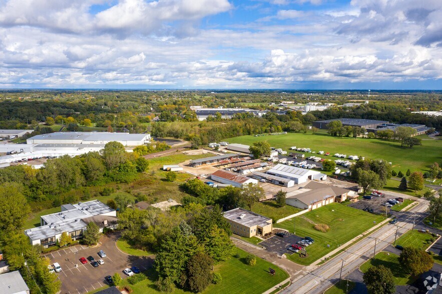 More Photos Of 1065 Lake Ave, Woodstock Office For Lease