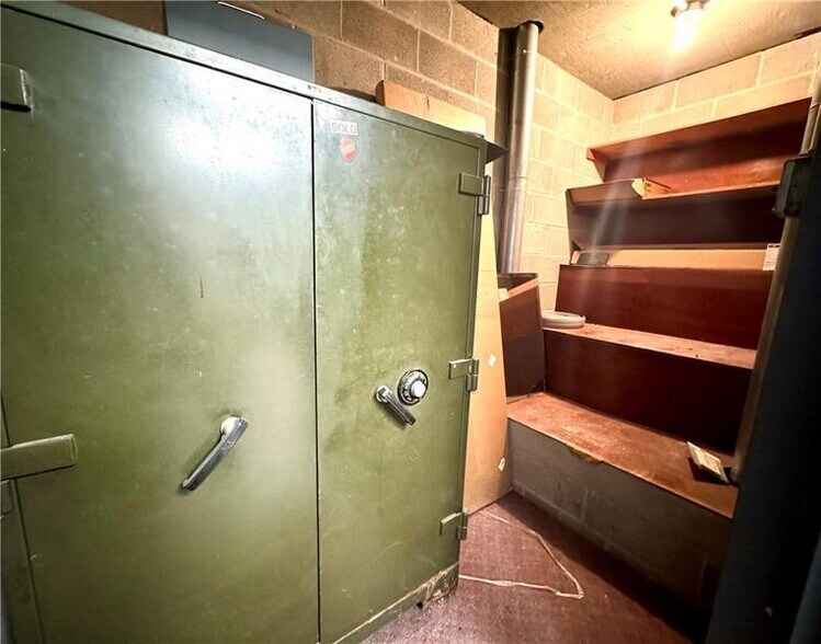 More Photos Of 107 E North St, New Castle Storefront For Sale