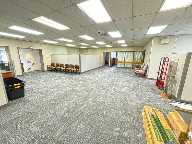 More Photos Of 2 E Main St, Mechanicsburg Office For Sale