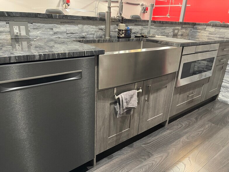 More Photos Of 2220 Ferry Rd, Naperville Showroom For Sale