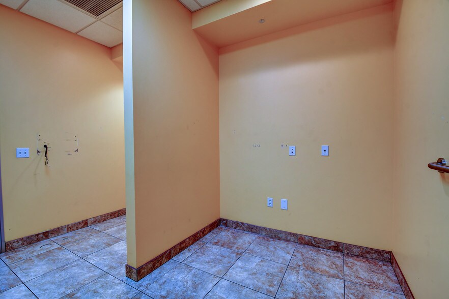 More Photos Of 15288 W Brookside Ln, Surprise Office For Lease