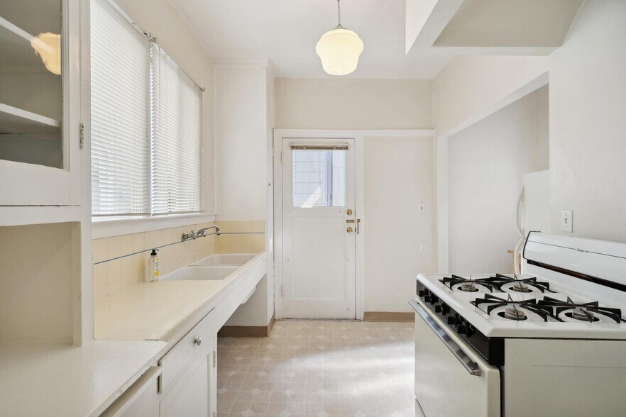 More Photos Of 309 63rd St, Oakland Apartments For Sale