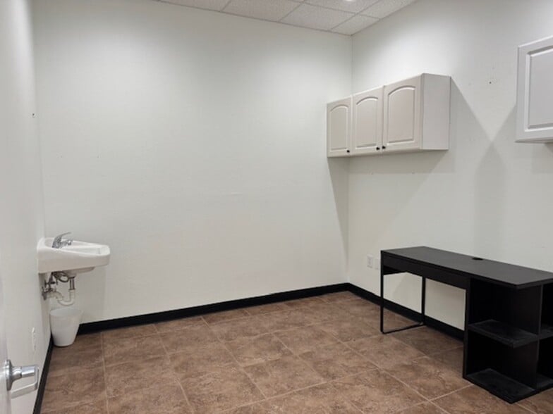 More Photos Of 136 N Orchard St, Ormond Beach General Retail For Lease