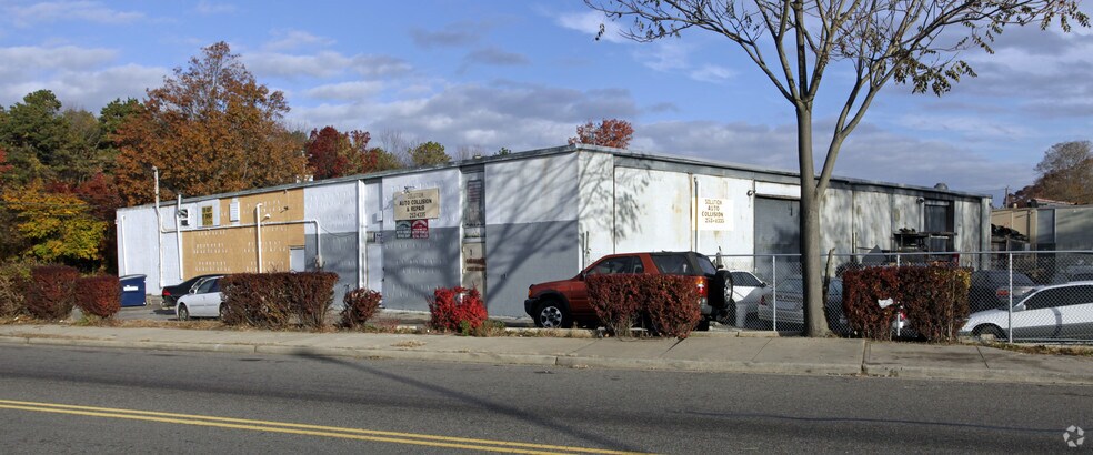 More Photos Of 1351-1357 Straight Path Rd, Wyandanch Warehouse For Lease