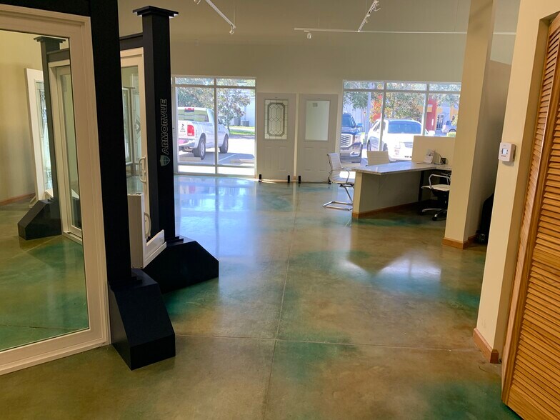 More Photos Of 7509 Pennsylvania Ave, Sarasota Showroom For Lease