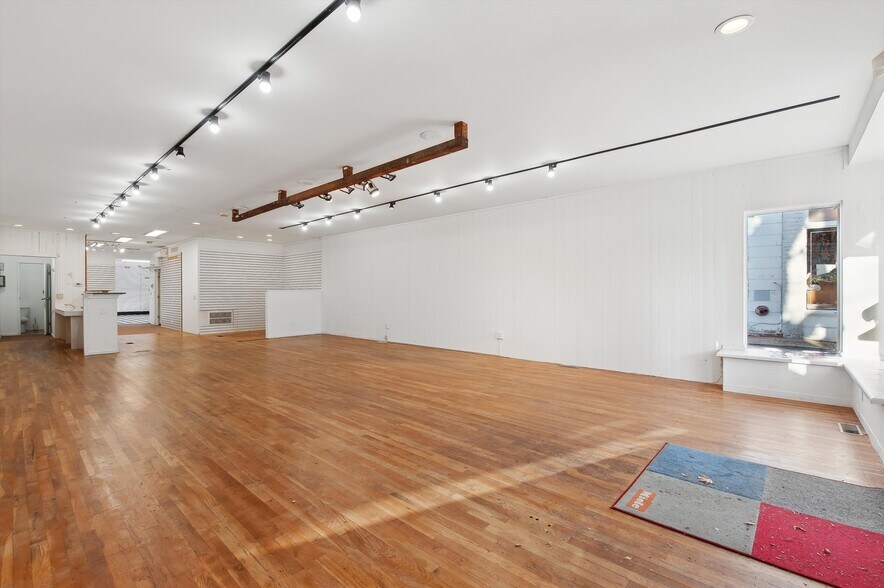 More Photos Of 67 Jobs Ln, Southampton Storefront For Lease