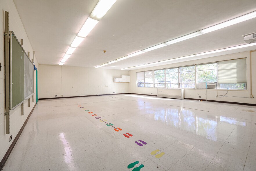 More Photos Of 331 George St, West Chicago Schools For Lease