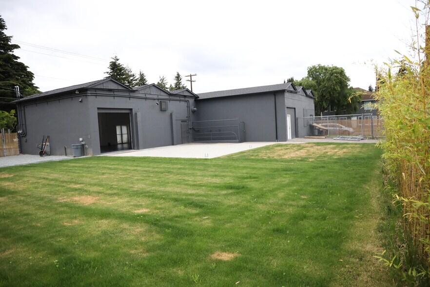 More Photos Of 8855 9th Ave SW, Seattle Convenience Store For Lease