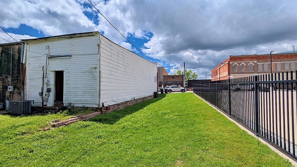 More Photos Of 215 E 6th St, Okmulgee Storefront Retail Office For Sale