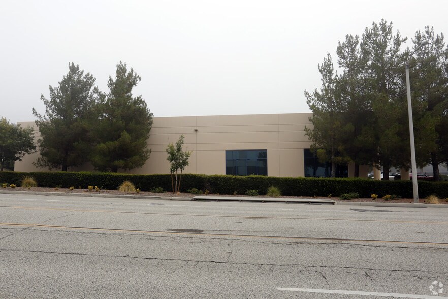 More Photos Of 28303-28319 W Industry Dr, Valencia Warehouse For Lease