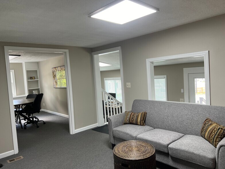 More Photos Of 770 Dobbs Rd, Woodstock Showroom For Sale