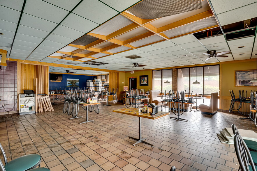 More Photos Of 2003 W Highland Ave, Selma Restaurant For Lease