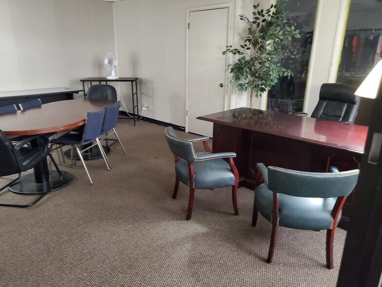 More Photos Of 1900 N Macarthur Blvd, Oklahoma City Office For Sale