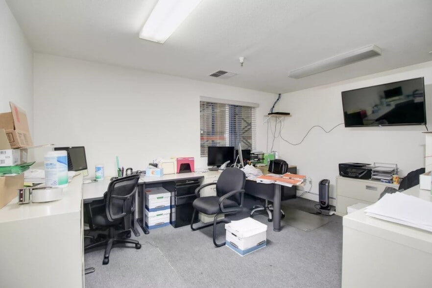 More Photos Of 8535 Morrison Creek Rd, Sacramento Showroom For Lease