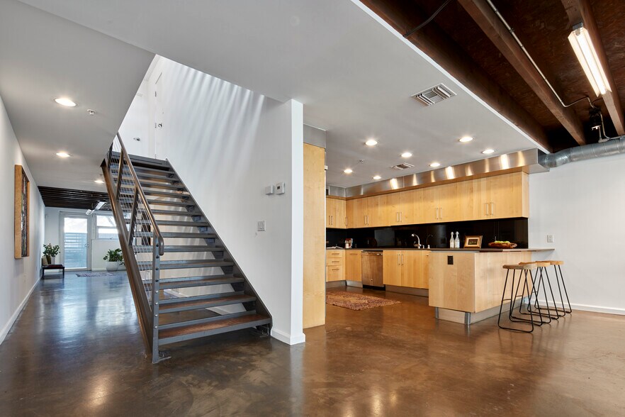 More Photos Of 2100 Abbot Kinney Blvd, Venice Office For Lease