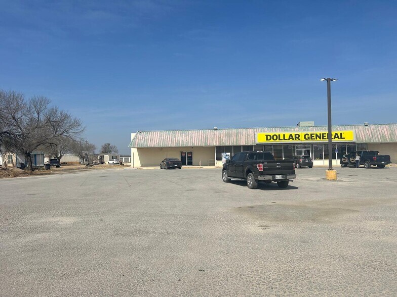 More Photos Of 2214 N First St, Carrizo Springs Storefront For Lease