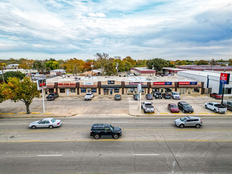 More Photos Of 929-941 Lake Air Dr, Waco Storefront For Lease