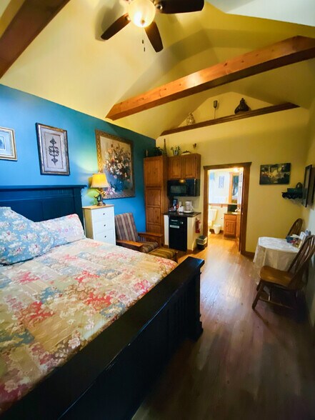 More Photos Of 275 N Main St, Eureka Springs Hotel For Sale