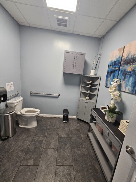 More Photos Of 158 Jericho Tpke, Mineola Storefront Retail Residential For Lease